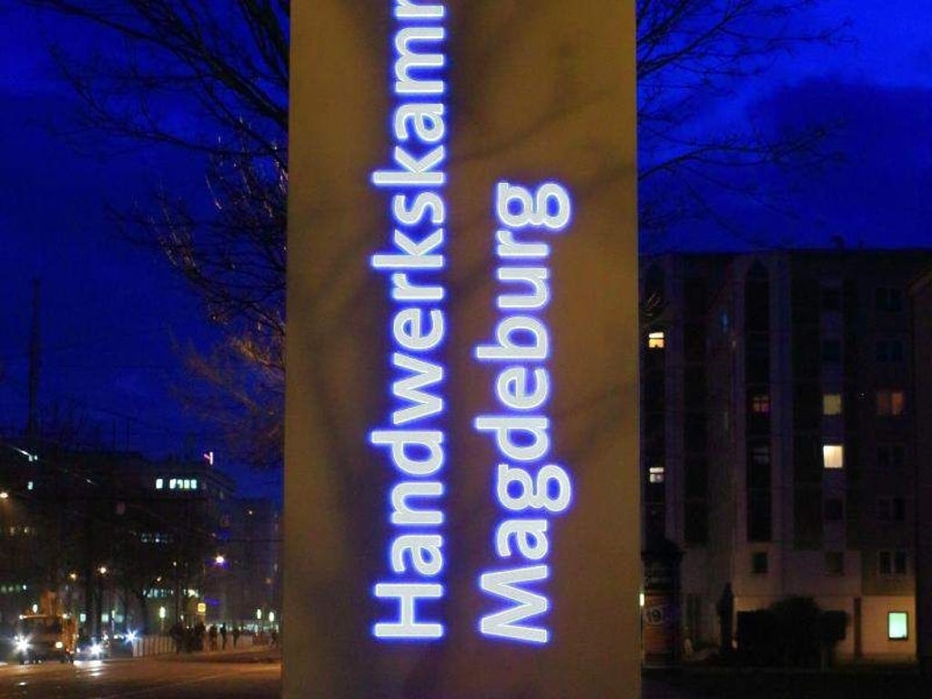 Aufsteller vor dem Haus des Handwerks in Magdeburg. Foto: Jens Wolf/Archiv