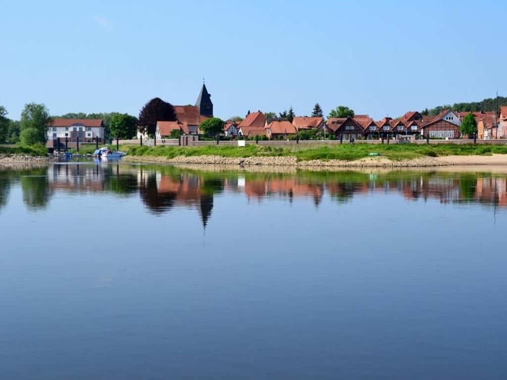 Der Elb-Höhenweg in Niedersachsen führt auch an Hitzacker vorbei. Das Fachwerkstädtchen liegt besonders schön auf einer Insel, die vom Nebenfluss Jeetzel und der Elbe gebildet wird. Foto: Marketingbüro Wendland Elbe/dpa-tmn