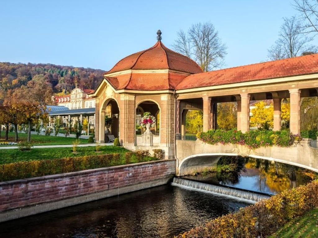 Dass der Kurpark von Bad Brückenau ein Ort der Ruhe ist, sieht man ihm schon von weitem an. Hier können Besucher die gezähmte Natur genießen. Foto: Staatliche Kurverwaltung Bad Brückenau