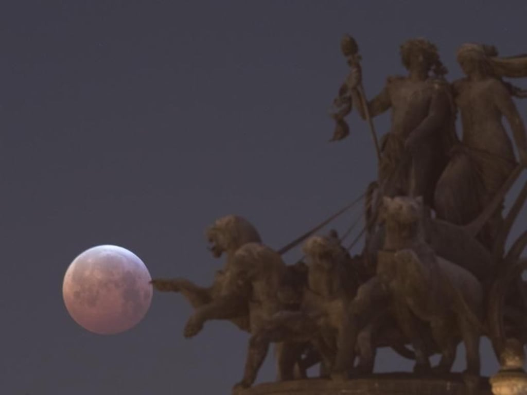 Vollmond hinter der Panther-Quadriga auf der Semperoper in Dresden. Foto: Sebastian Kahnert