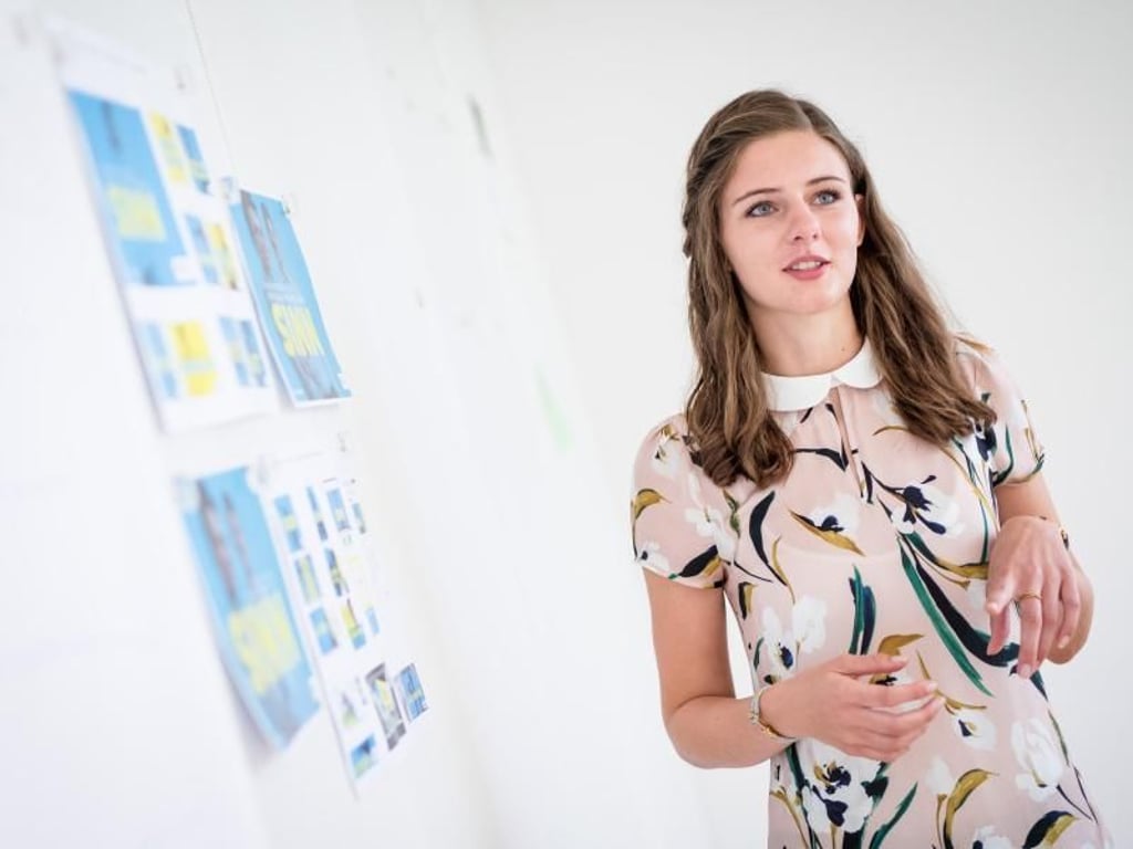 Werbung in den passenden Medien platzieren und stets die Kosten im Blick behalten: In ihrer Ausbildung lernt Jule Schempp, Pläne für Produktkampagnen zu entwickeln. Foto: Christoph Schmidt