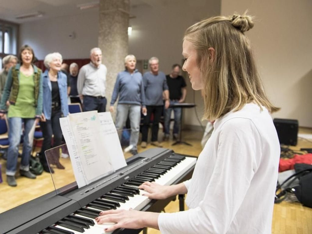 Chorleiterin Anne-Marie Mücke hat viele populäre Lieder für «High Fossility» neu arrangiert, um sie den älteren Stimmen anzupassen. Foto: Robert Günther