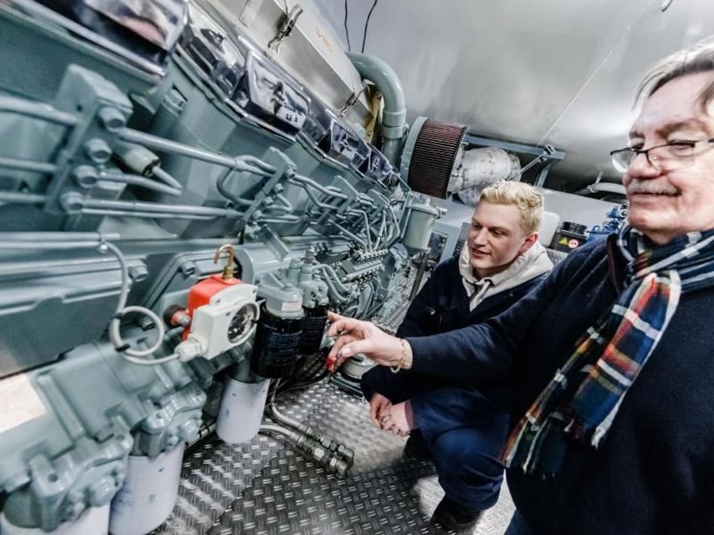 Im Maschinenraum: Auch auf Binnenschiffen läuft heute vieles per Computer. Die Grundlagen der Technik müssen Azubis wie Julian Schnieders (l, mit Ausbilder Johann Bergmann) aber trotzdem kennen. Foto: Markus Scholz