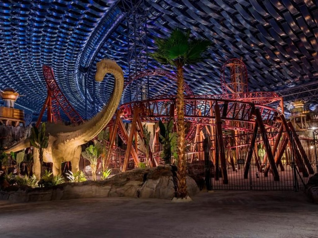 Das Lost Valley - ein nachempfundener Urwald und großen Dinosaurierfiguren - ist eine der Themenwelten im IMG Worlds of Adventure: Drei Achterbahnen fahren durch die Kulisse. Foto: Dubai Parks and Resorts