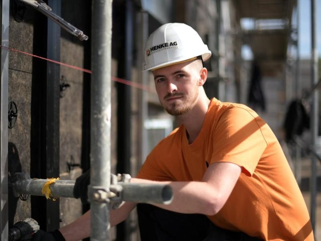 Immer draußen und viel unterwegs: Hanfmann mag die Arbeitsbedingungen seiner Ausbildung zum Fassadenmonteur. Foto: Ina Fassbender