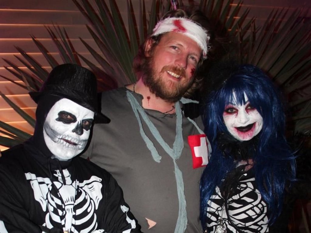 Das nette niederländische Skelettpärchen kennt sich aus in der weltweiten Partyszene und schwört auf die Horrorshow in Dubai. Foto: Larissa Loges
