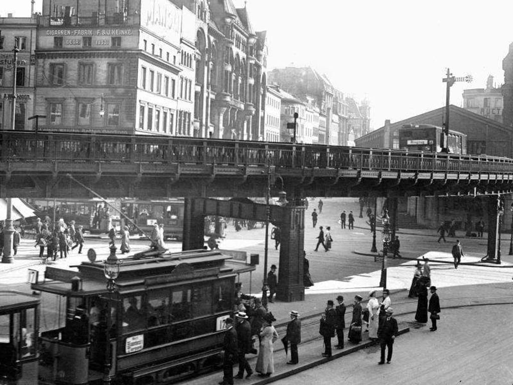 Die Allianz von Freizeit und Konsum begann vor rund 100 Jahren. Das war vor allem in den Städten wie Hamburg zu merken. Foto: Hochbahn