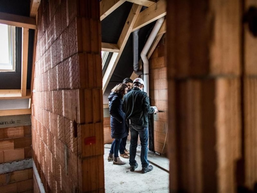 Schäden am Bau sind für Laien oft nicht leicht zu finden. Private Bauherren sollten sich daher Unterstützung holen, zum Beispiel von einem Baubegleiter. Foto: Marko Priske/Bauherren-Schutzbund e.V.