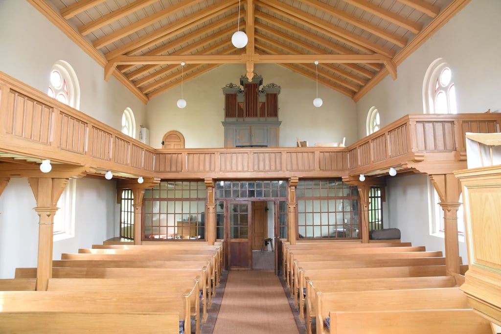 Im Hintergrund die verhältnismäßig kleine Orgel der Pömmelter Johanniskirche. Sie soll wieder bespielbar gemacht werden. Foto: Thomas Linßner
