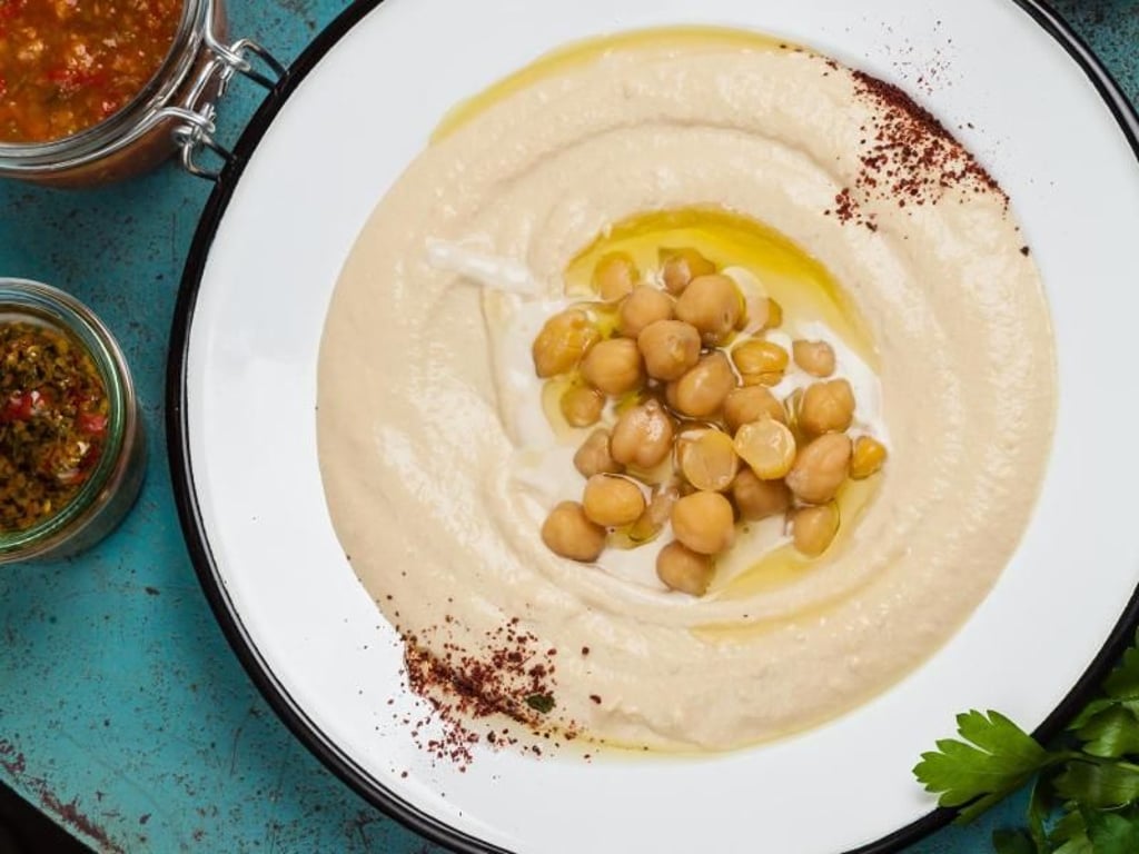 Hummus: Die Paste aus Kichererbsen, Sesampaste, Knoblauch, Olivenöl und Zitrone stammt ursprünglich aus dem Libanon. Sie ist im Laufe der Zeit aber zu einer Spezialität der israelischen Küche geworden. Foto: Kfir Harbi, Stylist: Itay Novik