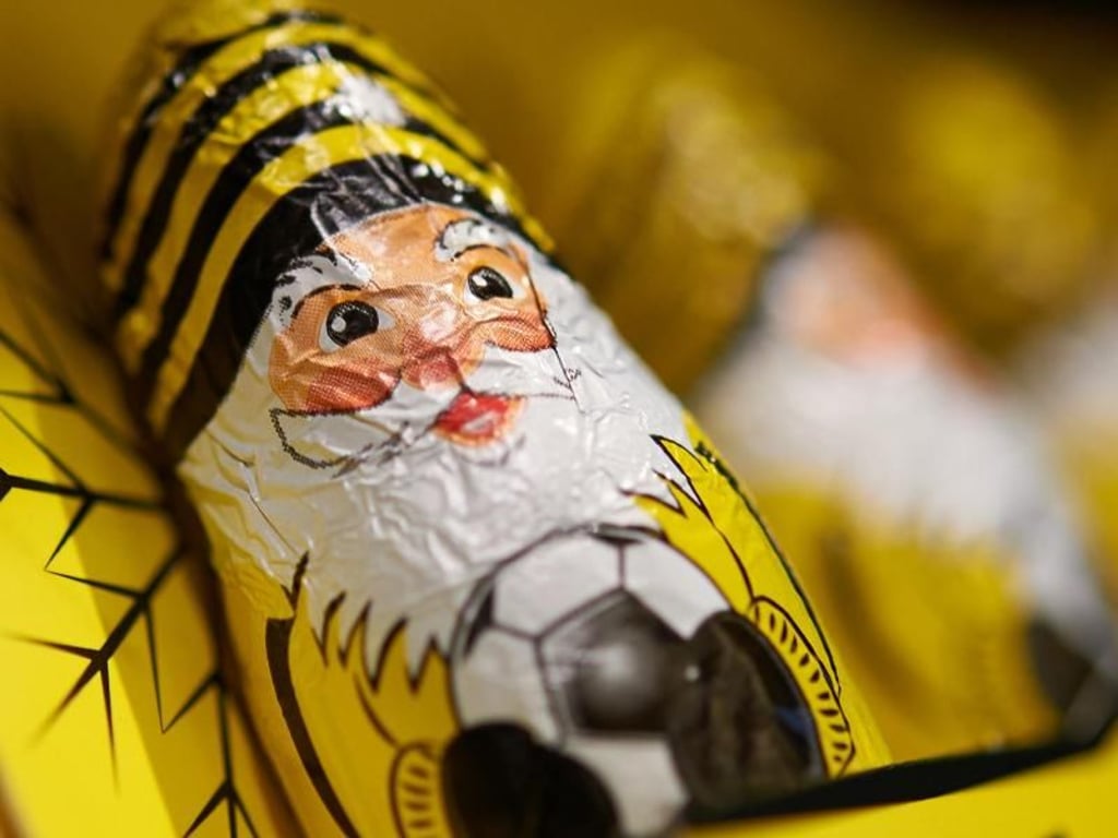Für die Feinschmecker gibt es im BVB-Fanshop den klassischen Mini-Weihnachtsmann in Vereinfarben. Foto: Bernd Thissen