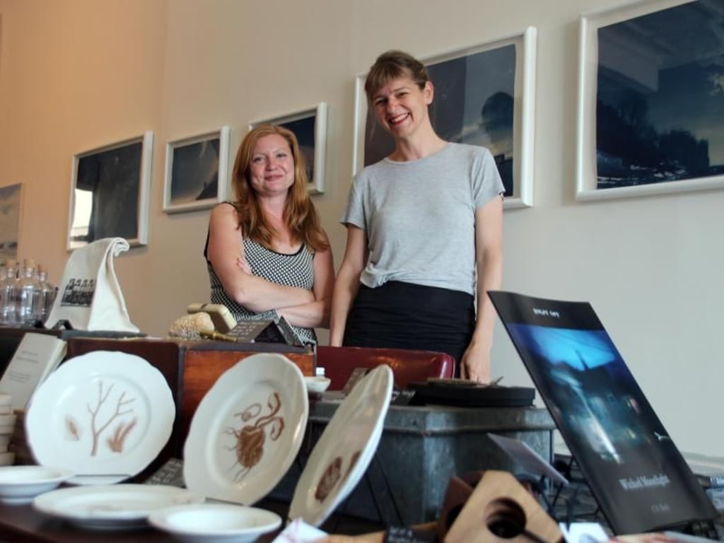 Ute Zimmermann (r) und Katarina Jerinic lieben den Gowanus und wollen mit ihren Souvenirs auf ihr Viertel aufmerksam machen. Foto: Christina Horsten