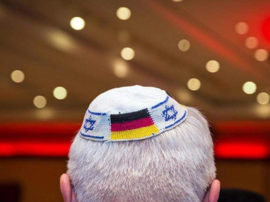 Ein Mann trägt eine Kippa mit eingearbeiteten israelischen und deutschen Fahnen. Foto: Frank Rumpenhorst
