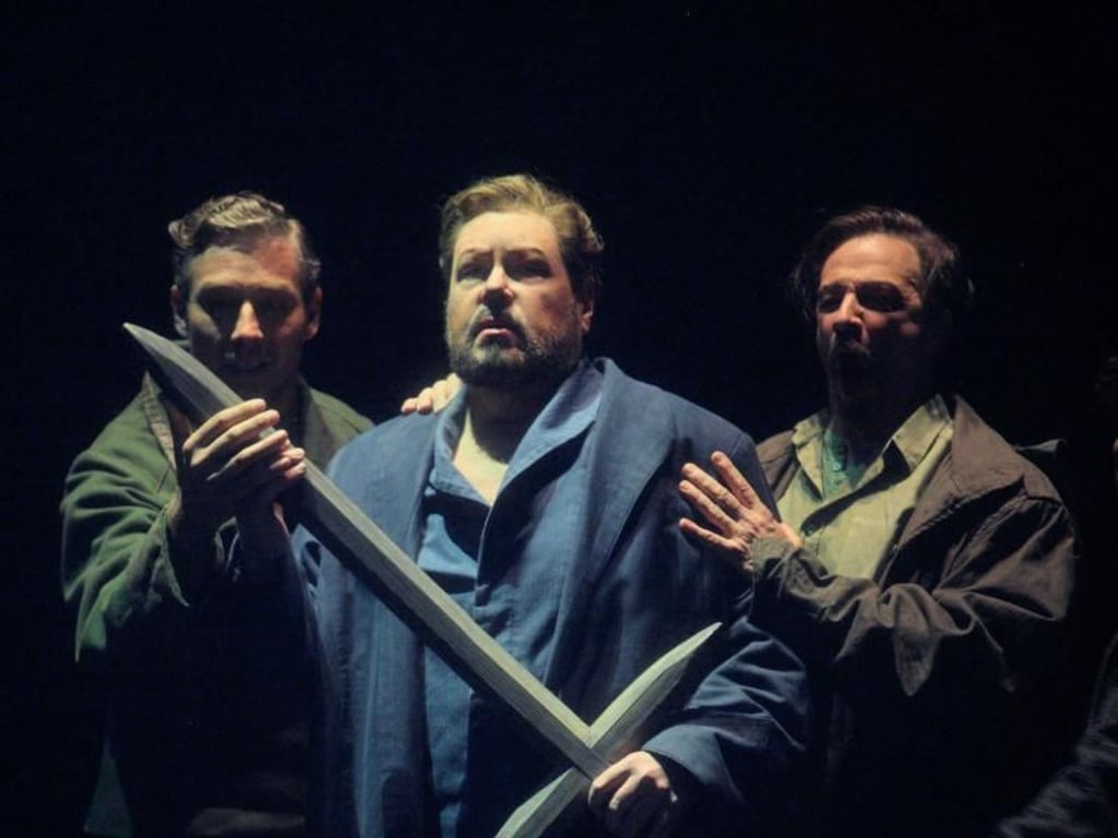 Kay Stiefermann (Ein Steuermann, l-r), Stephen Gould (Tristan) und Greer Grimsley (Kurwenal) in «Tristan und Isolde«. Foto: Enrico Nawrath