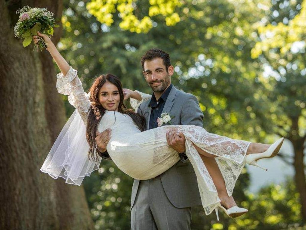 Schon bei der Kleidung können Paare sparen. Wer zum Beispiel einen schönen Anzug im Schrank hat, kann auch den zur Hochzeit tragen, statt einen neuen zu kaufen. Foto: Christin Klose/dpa-tmn