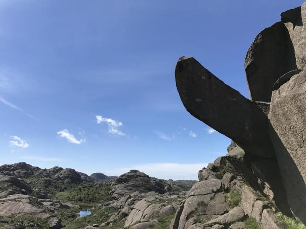 Der Trollphallus (Trollpikken), eine charakteristische Felsnase, vor der Zerstörung. Foto: Ingve Aalbu