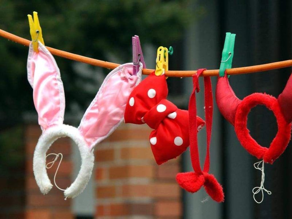 Bunte Schleifchen, Hörner und Ohren aus Stoff: An Kostümen für Kleinkinder sollten möglichst wenig Kleinteile angenäht sein. Foto: Veit Rösler