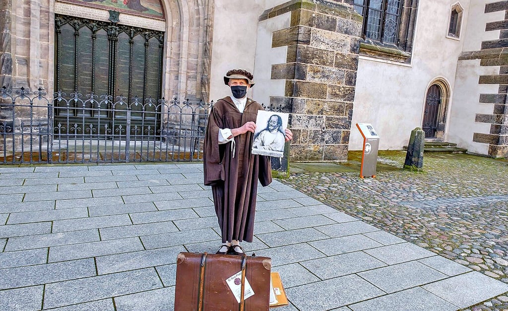 Michael Schicketanz mit Koffer und Sterbebild Melanchthons