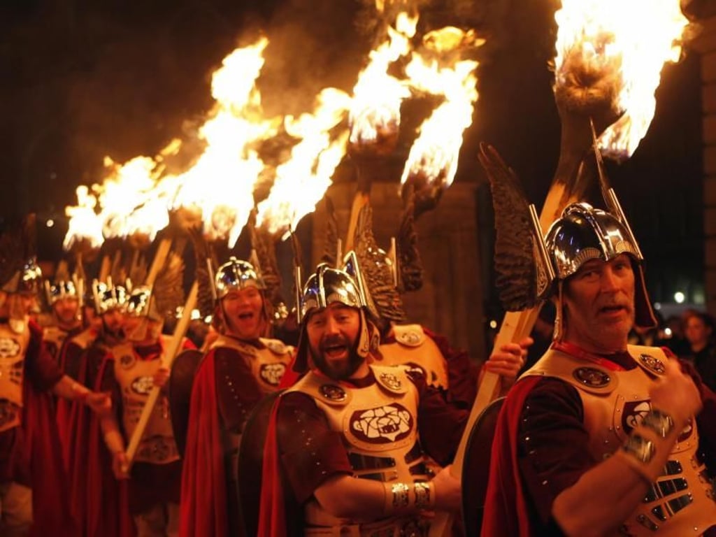 Der traditionelle Fackelzug am 30. Dezember durch Edinburgh ist ein besonderes Spektakel. Foto: VisitScotland/Lloyd Smith