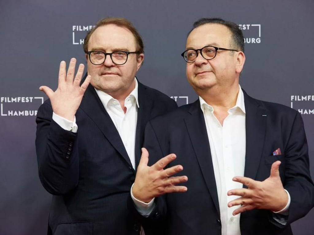 Schauspieler Gustav Peter Wöhler (l) und Filmfest-Chef Albert Wiederspiel haben kürzlich geheiratet. Auf Ringe haben sie dabei verzichtet. Foto: Georg Wendt