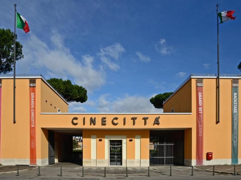 Eingang zu den Filmstudios Cinecittà in Rom, Foto: Anna Galante