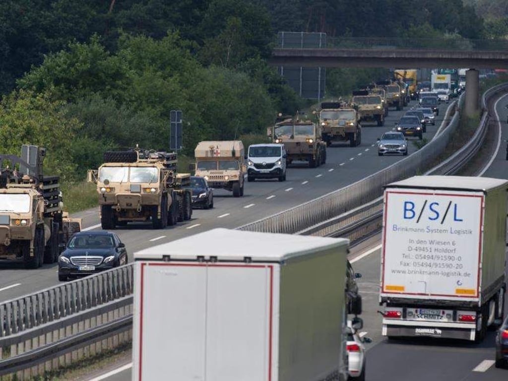 Eine Kolonne mit Fahrzeugen der US-Streitkräfte fährt auf einer Autobahn in Sachsen-Anhalt. Foto: Friso Gentsch