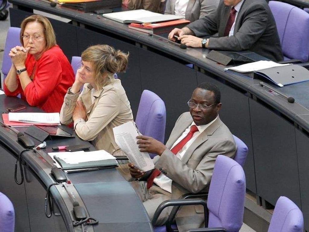 Abgeordnete der SPD-Fraktion verfolgen am im Deutschen Bundestag die Erste Lesung in der Debatte um das Asylrecht. Foto: Wolfgang Kumm