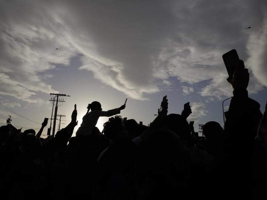 Der Sarg mit Hussles Leichnam wir durch Los Angeles gefahren. Viele halten den Moment mit ihrem Smartphone fest. Foto: Jae C. Hong/AP