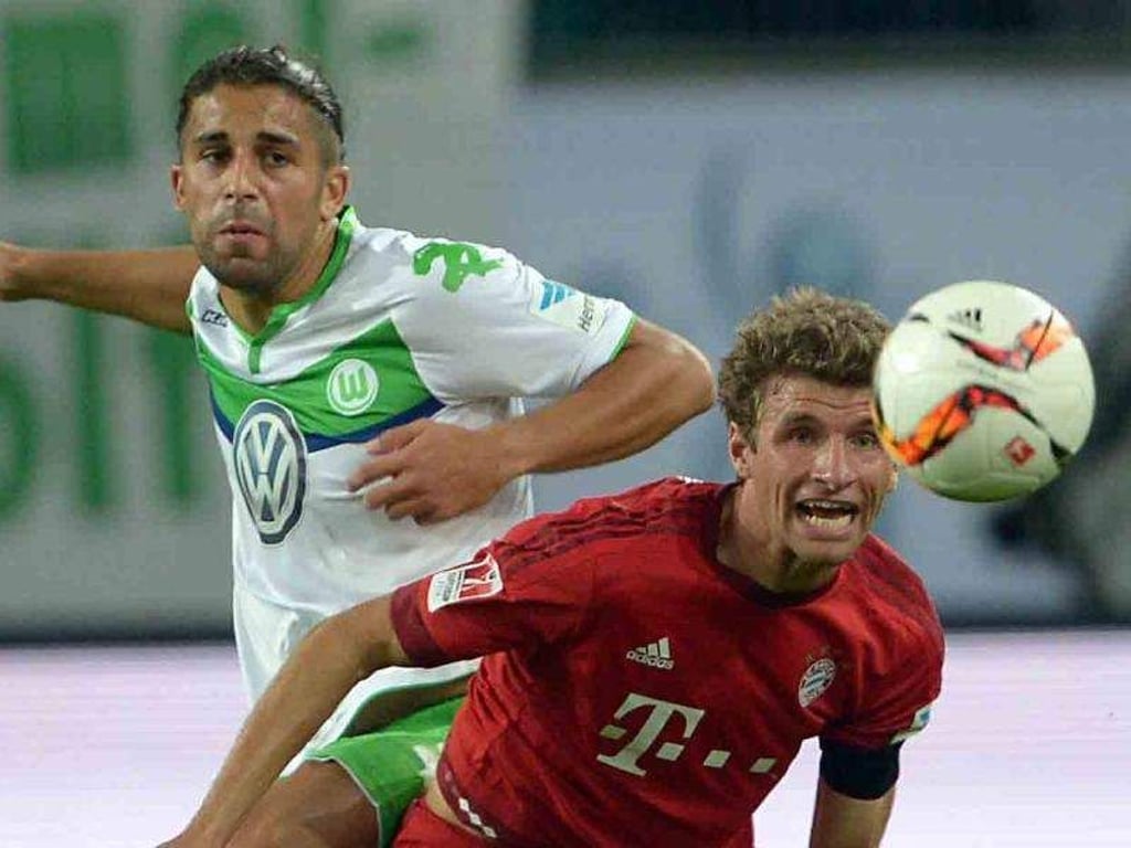 Der Wolfsburger Ricardo Rodriguez (l) und Münchens Thomas Müller kämpfen um den Ball. Foto: Peter Steffen