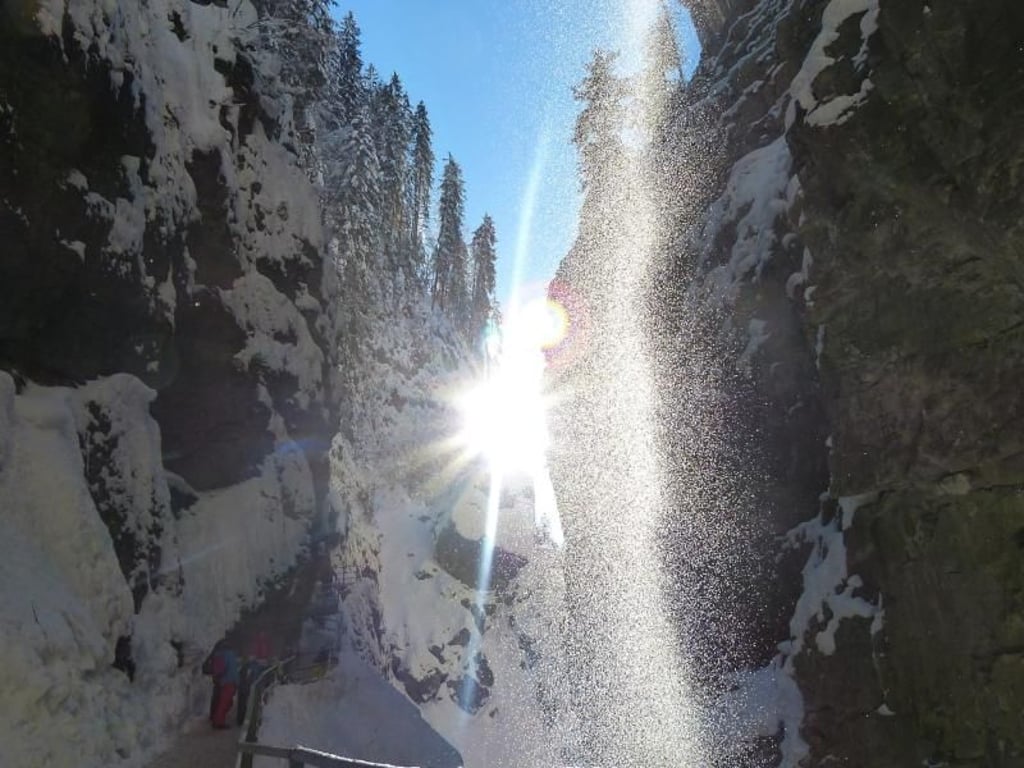 Wie Diamanten funkelt der Schnee in der Luft: Die Breitachklamm bietet spektakuläre Motive. Foto: Florian Sanktjohanser/dpa-tmn