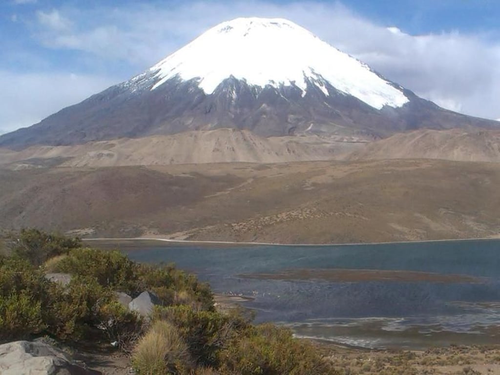 Endlich oben angekommen, am Lago Chungara auf über 4600 Metern Höhe. Im Hintergrund: der schneebedeckten Vulkan Parinacota. Foto: Georg Ismar