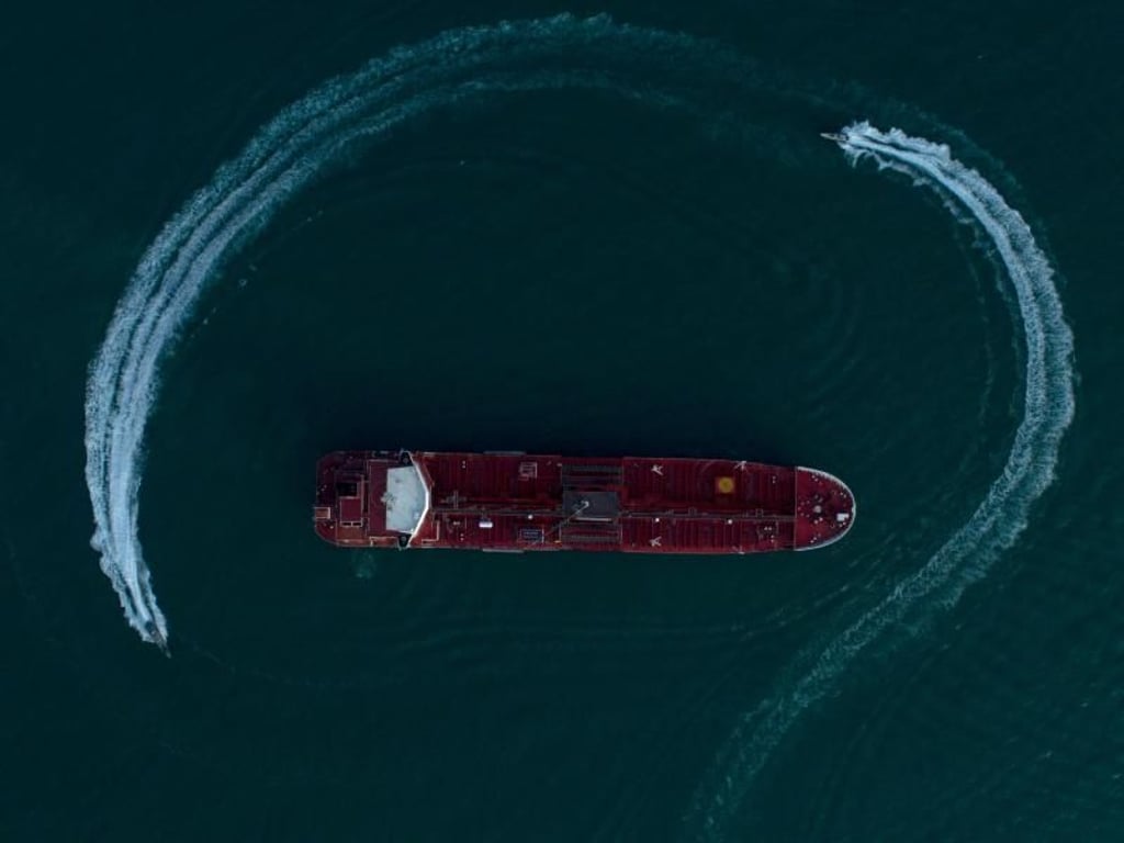 Das Foto zeigt den britischen Öltanker «Stena Impero» in der Straße von Hormus, der von Schnellbooten der iranischen Revolutionsgarden umkreist wird. Foto: Morteza Akhoundi/ISNA/XinHua