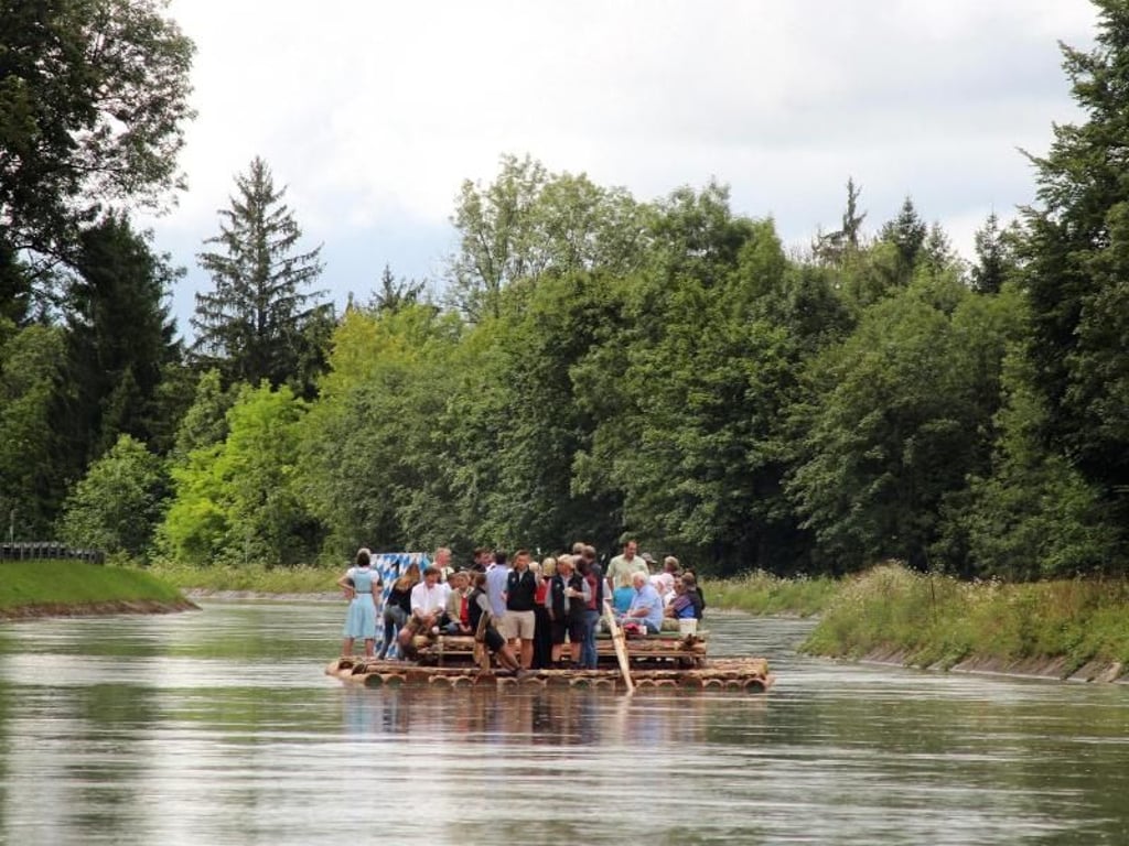 Über 28 Kilometer führt die Floßfahrt für die Touristen von Wolfratshausen nach München.
Foto: Bernd F. Meier