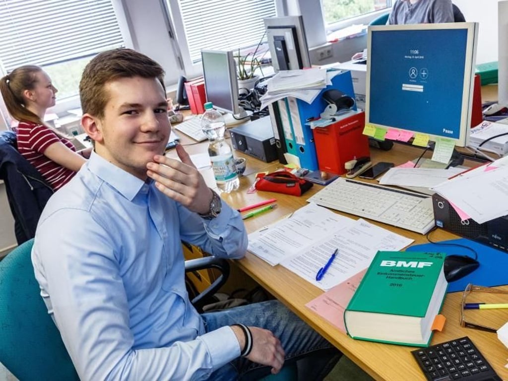 Christopher Ruttmann ist erst 18 Jahre alt. Wenn alles glatt läuft, steht ihm als Finanzwirt ein lebenslang sicherer Beamtenjob in Aussicht. Foto: Markus Scholz
