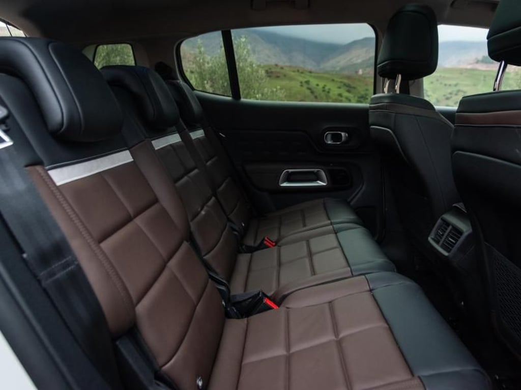 Viel Platz: Im Fond stehen drei Einzelsitze zur Verfügung und der Kofferraum fasst zwischen 580 und 1630 Liter. Foto: Citroën