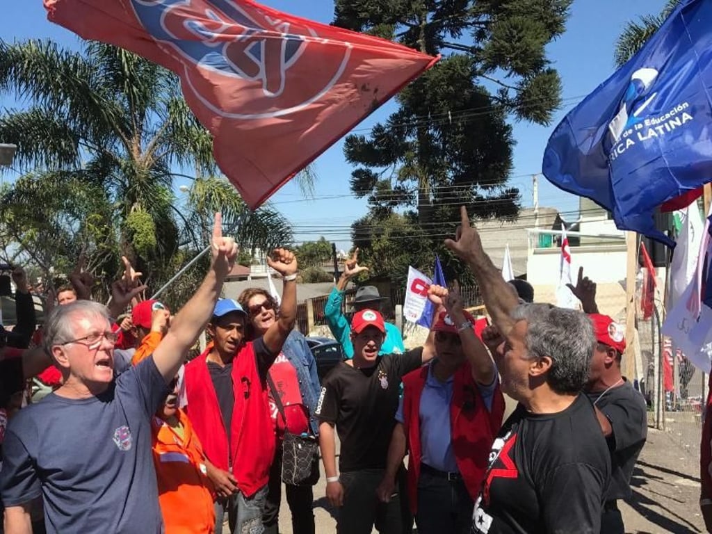 «Lula Presidente»: Anhängern Lulas demonstrieren gegenüber dem Gefängnis in Curitiba für die Freilassung von Luiz Inácio Lula da Silva. Foto: Georg Ismar