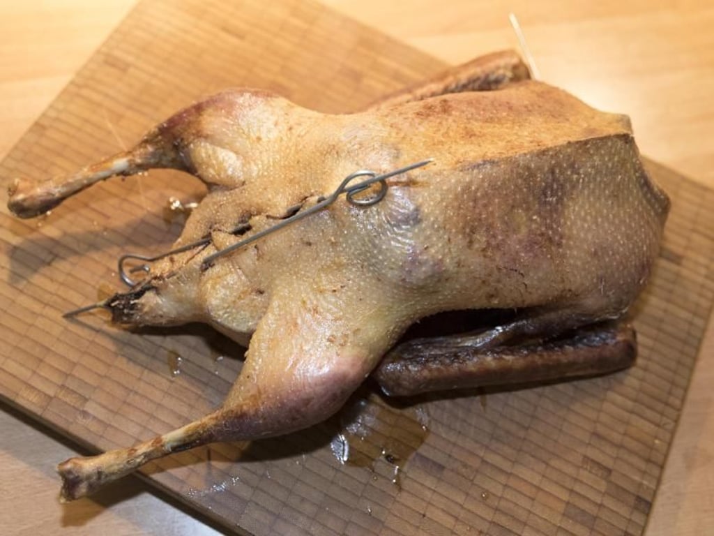 Um eine schöne Kruste zu bekommen, muss man die Gans regelmäßig mit dem abgetropften Fett begießen. Foto: Florian Schuh