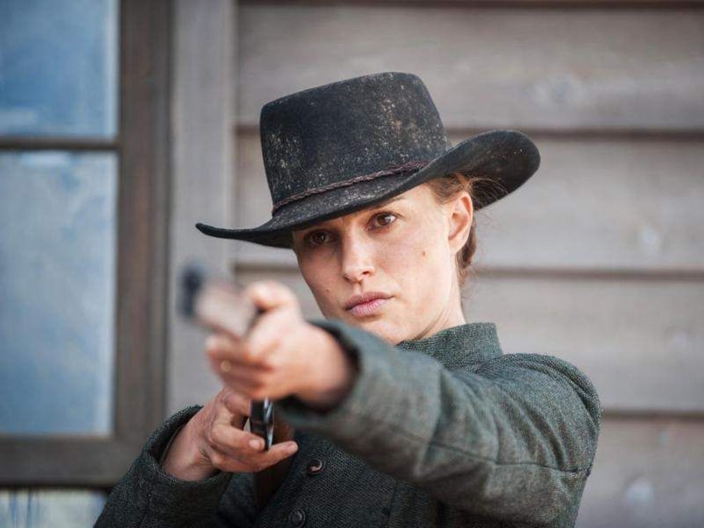 Natalie Portman verteidigt als Jane Hammond in «Jane Got A Gun» ihre Farm. Foto: Jack English/Universum Film/dpa