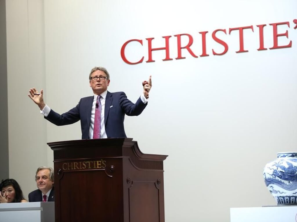 Jussi Pylkkänen, Christie's Global President, bietet auf einer Auktion bei Christie's eine hochdotierte Drachenvase aus Hongkong zum Kauf an. Foto: Christie's Images Ltd