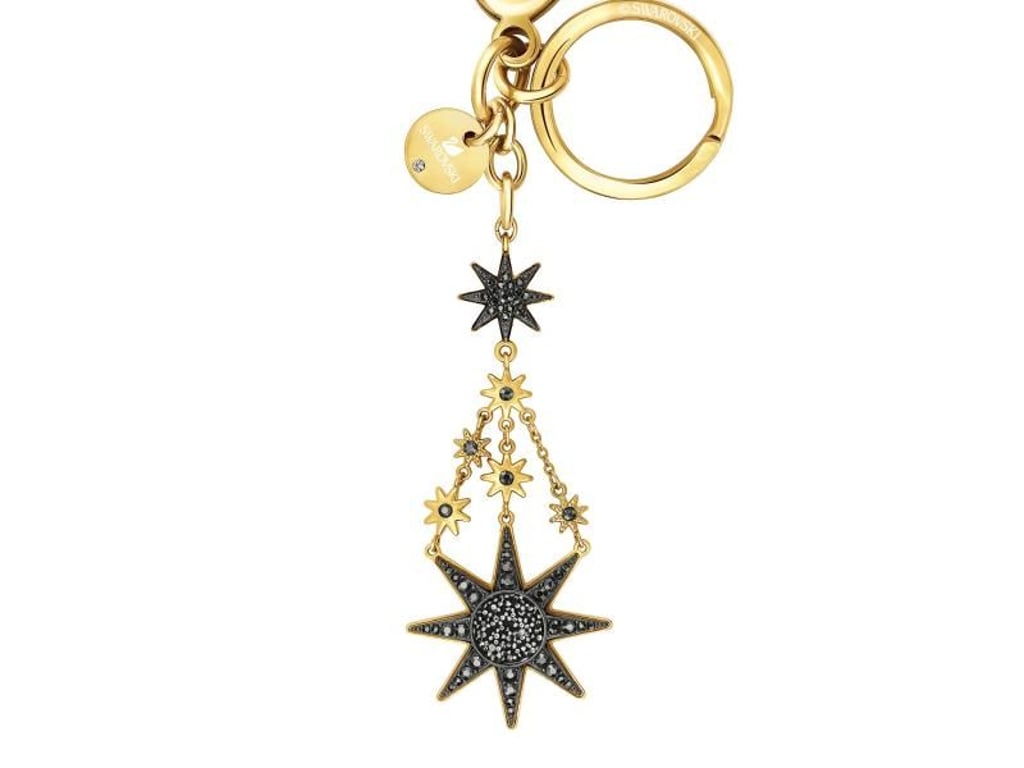 Im Schmuckhandeln findet man aktuell viele Charms - kleine Anhänger, die mit Häkchen an der Handtasche befestigt werden können, um diese zu individualisieren. Hier ein Beispiel von Swarovski (69 Euro). Foto: Swarovski