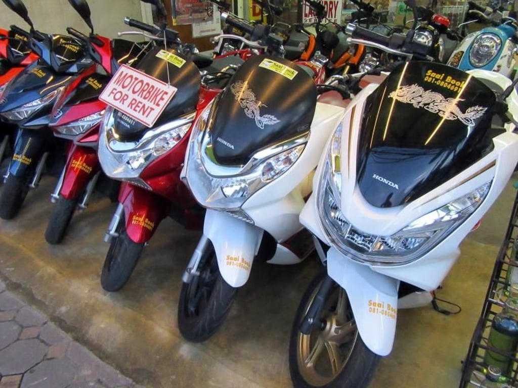 Motorroller kann man in Thailand an jeder Ecke leihen. Ein Versicherungsschutz besteht jedoch meist nicht - und schwere Unfälle ereignen sich häufig. Foto: Bernd Kubisch