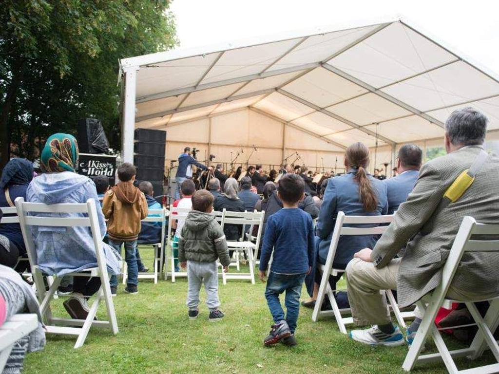 Die Hamburger Symphoniker gaben in einer Erstaufnahmeeinrichtung in Hamburg-Osdorf ein Konzert für Flüchtlinge, deren Nachbarn und ehrenamtliche Helfer. Foto: Daniel Reinhardt