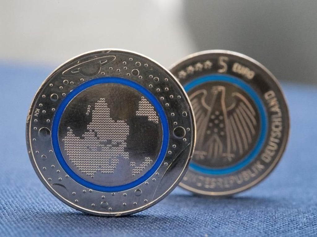 Bei Sammlern beliebt: Die Bundesregierung hat im Jahr 2016 eine Fünf-Euro-Münze mit dem Titel «Planet Erde» herausgegeben. Foto: Karolin Krämer/dpa-tmn