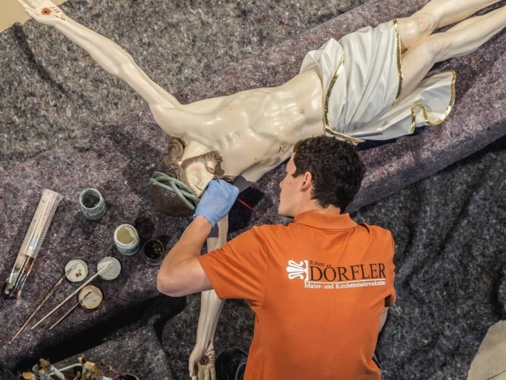 Bei der Arbeit an Figuren muss der angehende Kirchenmaler Philipp Dörfler besonders präzise sein. Dabei braucht es durchaus Geduld - denn die Arbeit kann langwierig und kompliziert sein. Foto: Nicolas Armer/dpa-tmn