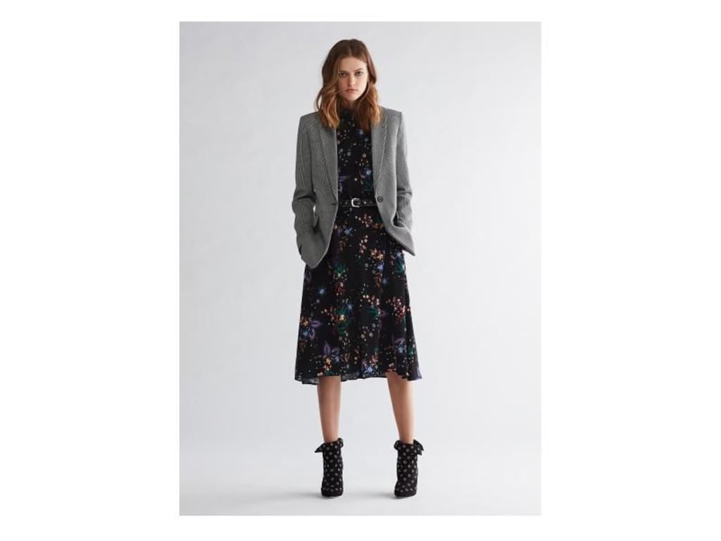 Weite Blazer im Karomuster liegen im Trend - das Label Oui kombiniert ihn zu einem zarten Kleid (Kleid ca. 180 Euro, Blazer ca. 200 Euro). Foto: Oui
