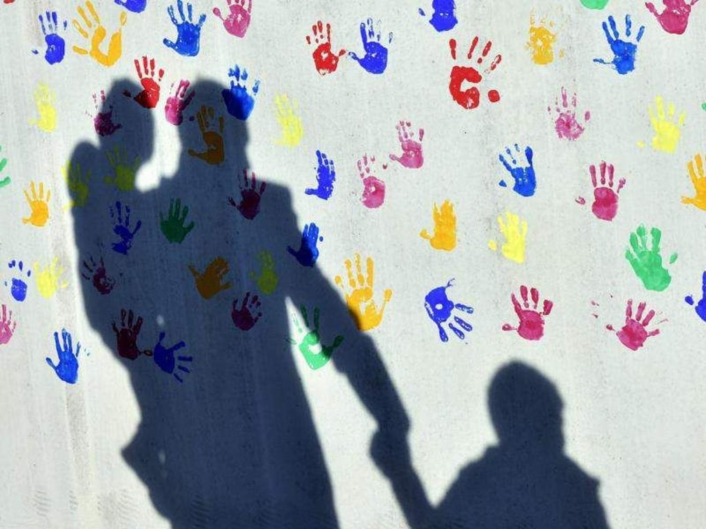 Das müssen die eigenen Kinder wissen: Wenn sie bei einem gemeinsamen Ausflug plötzlich Mama oder Papa nicht mehr finden können, sollen sie andere Menschen aktiv ansprechen und um Hilfe bitten. Foto: Peter Kneffel
