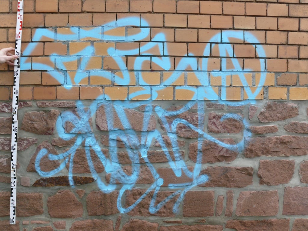 Unbekannte haben in der Hagenstraße ein Haus mit Graffiti beschmiert.