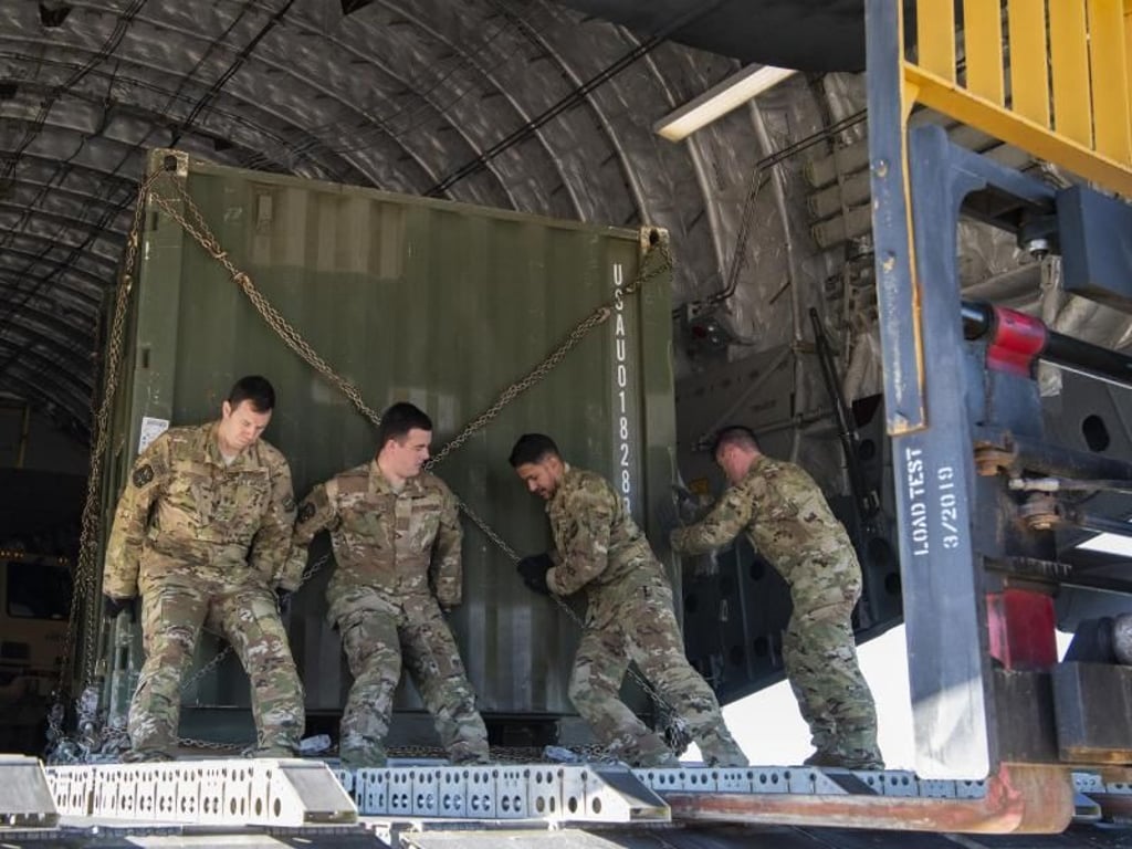 Mit gewaltigem Materialaufwand machen sich Tausende US-Soldaten auf den Weg an die Grenze zu Mexiko. Foto: Airman 1st Class Zoe Wockenfuss/U.S. Air Force/AP