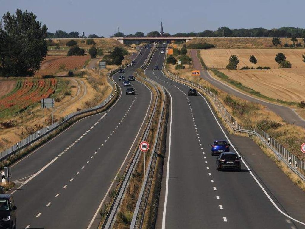 Die Bundesstraße 81 bei Altenweddingen (Sachsen-Anhalt). Foto: Jens Wolf/Archiv