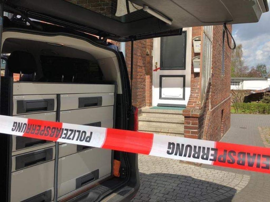 Polizeiabsperrung vor dem Haus, in dem ein vier Wochen alter Säugling ums Leben gekommen ist. Foto: Tnn